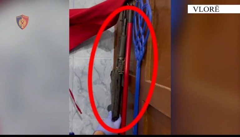 E PËSON KEQ I RIU NË VLORË/ Mbante armë zjarri fshehur në banesë, në pranga 30 vjeçari