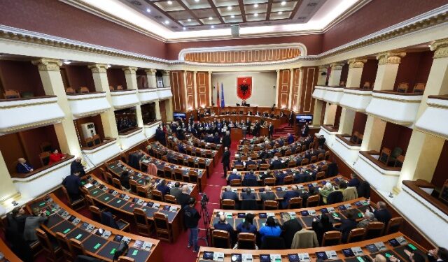 MBYLLJA E SESIONIT PARLAMENTAR/ Pritet miratimi i Reformës Zgjedhore dhe shtyrja e komisionit hetimor të ‘Shëndetësisë’
