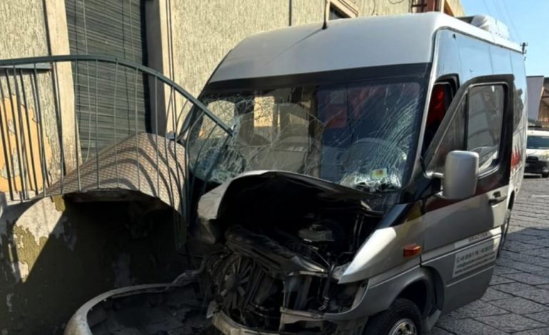 AKSIDENT NË ITALI/ Furgoni me turistë shqiptar përplaset me murin, plagosen 16 persona