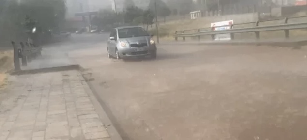 VIJOJNË “KAPRIÇOT” E MOTIT/ Rrebeshe shiu në Bulqizë, përmbyten rrugët