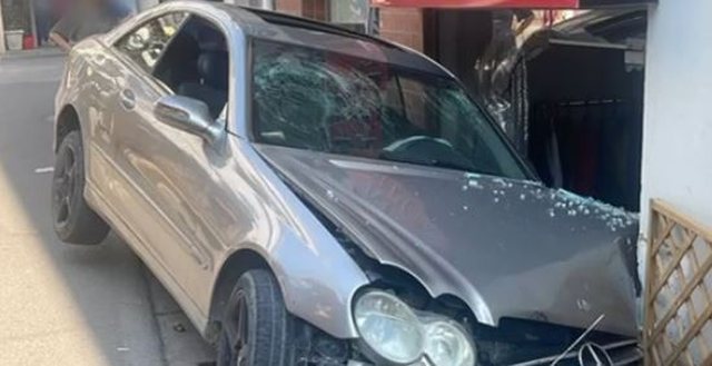 AKSIDENT NË TIRANË/ Shoferi nën efektin e drogës përplaset me biznesin