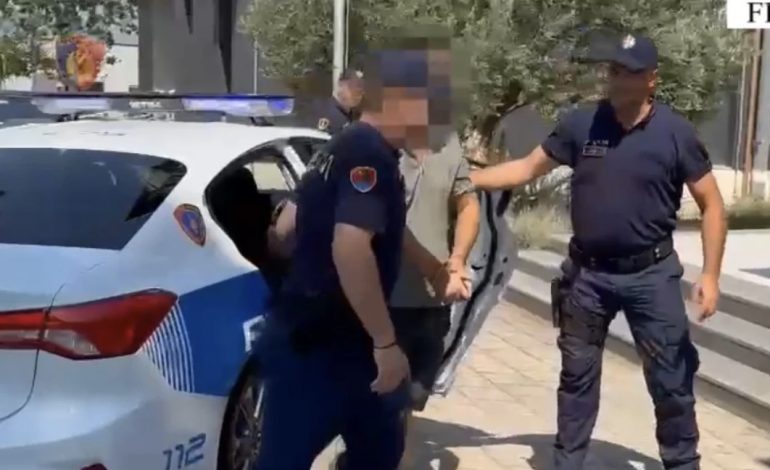 NDODH NË FIER/ Tentoi të vriste me thikë një grua, vihet në pranga 33-vjeçari! Dyshohet se…