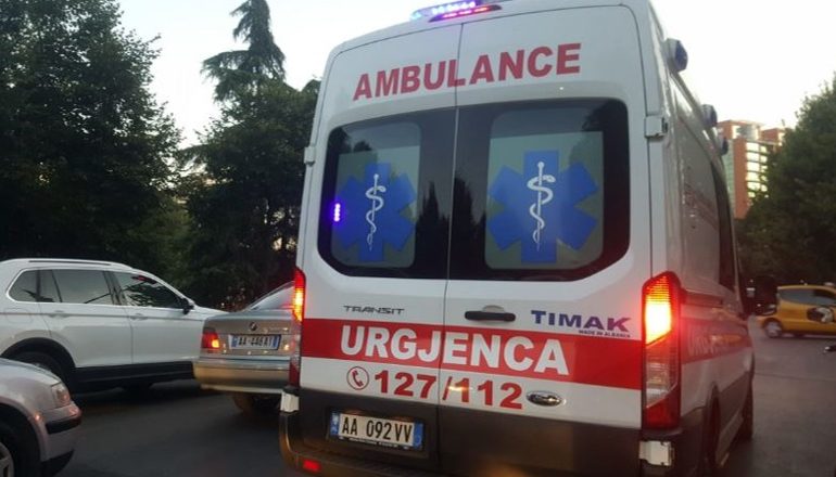 AKSIDENT NË AKSIN RROJOLL-SHKODËR/ Përplasen automjetet, dy pasagjere dërgohen në spital