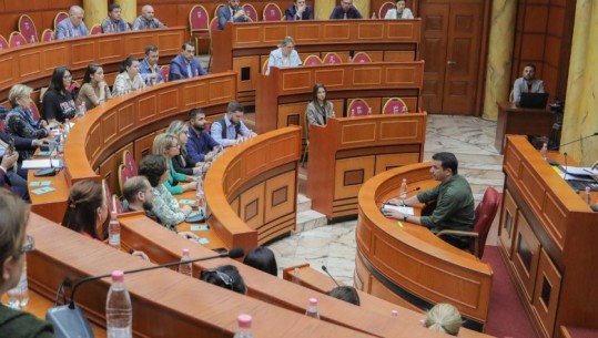 “PLAS” GRUSHTI BRENDA KËSHILLIT BASHKIAK/ Halit Valteri dhe Tedi Blushi përplasen fizikisht pasi…