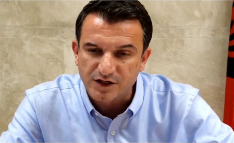 TEDI BLUSHI GODET ME LETRA VELIAJN/ Kryebashkiaku: Je komplet i paaftë