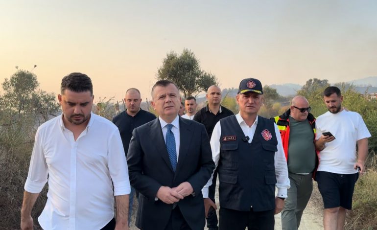 VATRA E ZJARRIT NË ZONËN E KAVAJËS/ Balla në terren për të ndjekur nga afër operacionin, shoqërohet nga kryebashkiaku