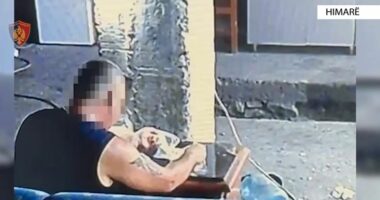 “MOS LËVIZ POLICIA”/ Po përgatiste doza kokaine për shitje, momenti kur 42-vjeçari arrestohet në servis, në kërkim pronari