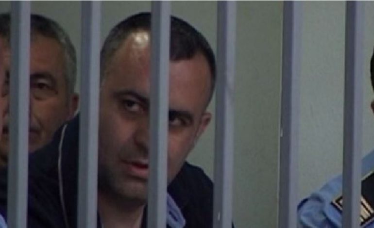 NËNA I NDËRROI JETË NJË DITË MË PARË/ Dritan Dajti merr pjesë në varrimin e saj