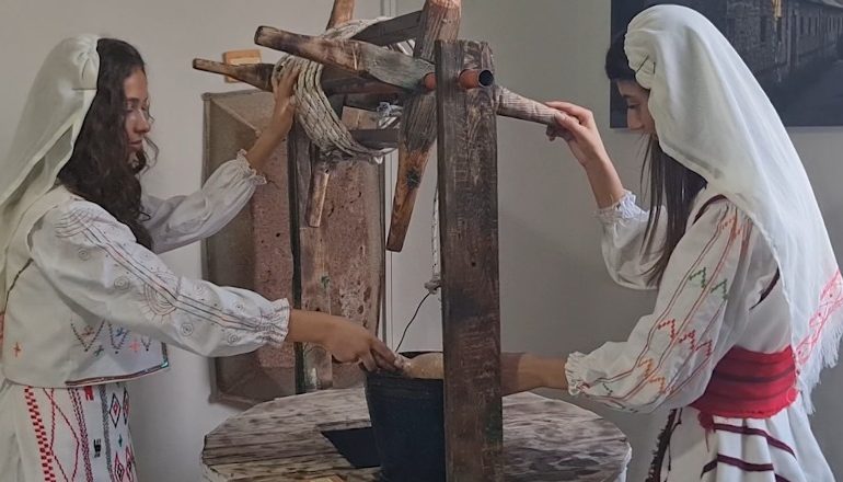 BANORËT E ROSKOVECIT BËJNË QYTETIN E TYRE ME MUZE/ Dhurojnë relike dhe objekte të ruajtja në banesa