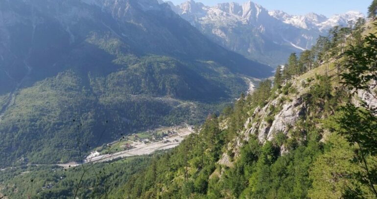 SHPËTOHEN 3 SHQIPTARËT E KOSOVËS NGA HUMNERA NË “MAJËN E THATË”/ Nxirret edhe trupi i pajetë i 30-vjeçarit