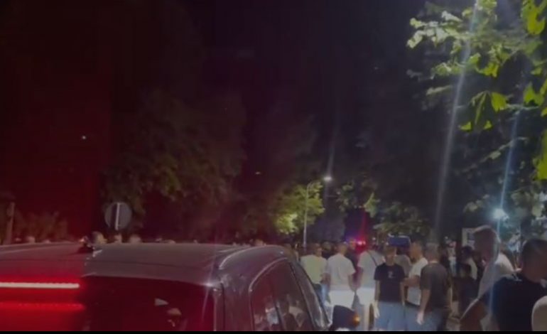 SHERR ME THIKA NË POGRADEC/ Një i plagosur, policia…