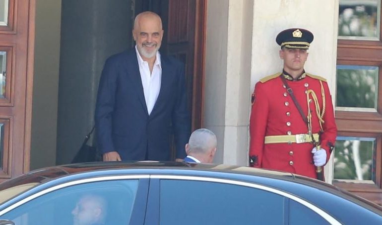 FOTOLAJM/ I dorëzoi Begajt ndryshimet në qeveri, momenti kur Rama del i buzëqeshur nga Presidenca