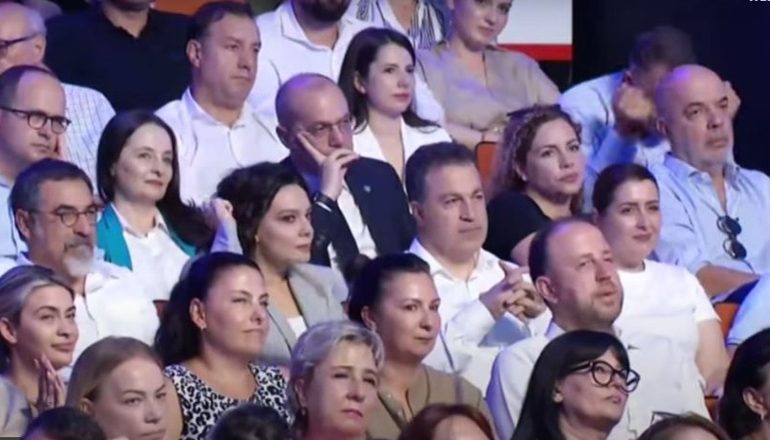 VIDEOLAJM/ Si u pritën në sallë ndryshimet në qeveri, Rama lexonte emrat, reagimet e të pranishmëve