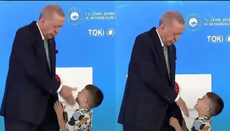 PAMJET/ Refuzoi t’i puthte dorën, Erdogan godet me shuplakë djalin e vogël