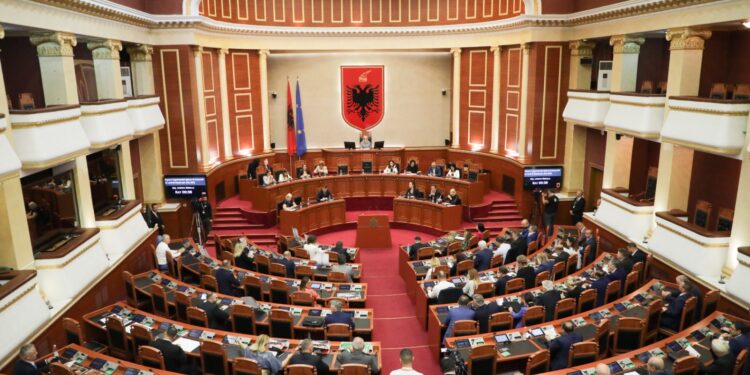 KUVENDI NË SEANCË TË JASHTËZAKONSHME TË HËNËN/ Votohet kryeparlamentarja dhe ministrat e rinj