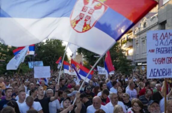 SERBËT MBUSHIN RRUGËT E BEOGRADIT/ Mijëra qytetarë kundër marrëveshjes së minierës së litiumit me BE