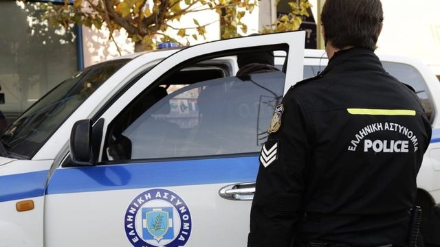 “NUK PËRMBAHET” SHQIPTARI NË GREQI/ Godet me makinë dhe dhunon bashkatdhetarin