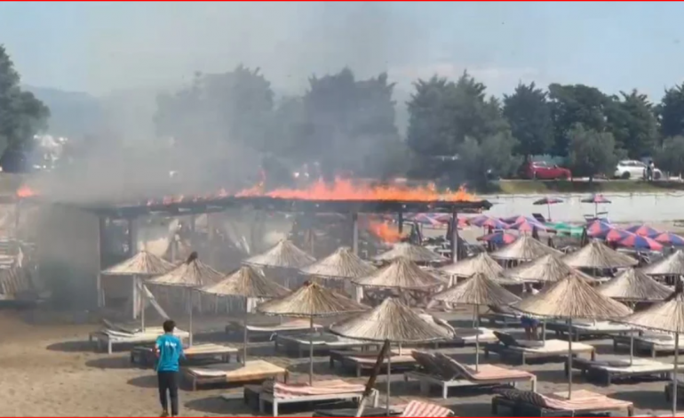 ZJARRI I FRIKSHËM NË SHËNGJIN/ Flakët djegin çadrat dhe shezlonët në plazh
