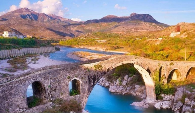 SEZONI TURISTIK/ Media spanjolle “Lecturas”: Shqipëria mes destinacioneve evropiane perfekte për pushime