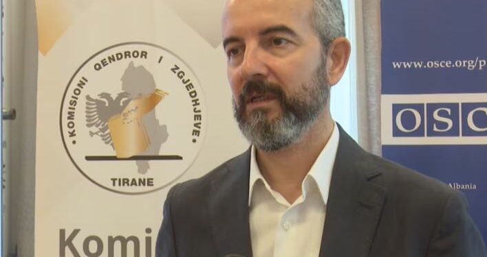 “NDRYSHIMET NË KODIN ZGJEDHOR TË VONUARA”/ Celibashi për VOA: Votimi i Diasporës duhej futur në ligj një vit më parë