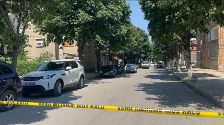 DETAJET E PARA/ Të shtëna me armë zjarri në Korçë, policia rrethon zonën, autori mbyllet në banesë