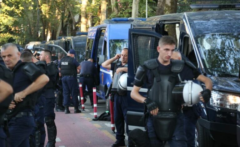 FOTOLAJM/ Protesta e opozitës, si është blinduar godina e Kryeministrisë