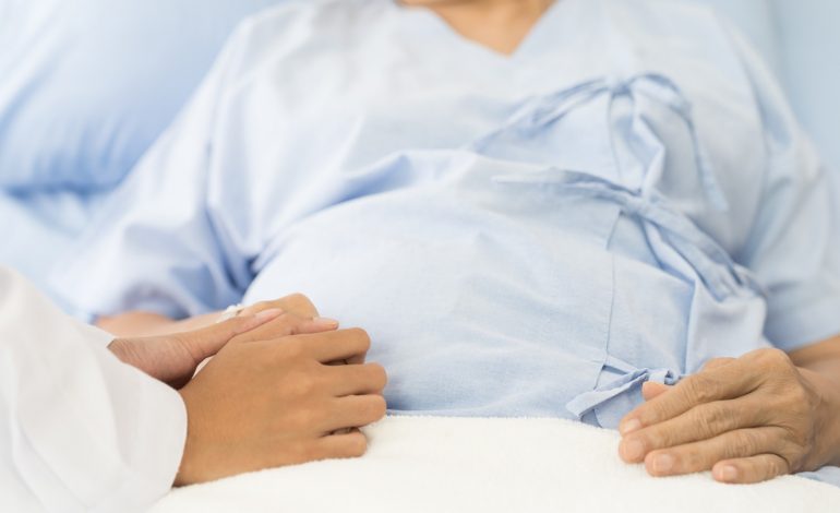 PAMJET/ Lind foshnja me katër krahë, katër këmbë dhe dy fytyra në Indi
