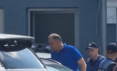 ME PRANGA NË DUAR/ Momenti kur Ilir Beqaj futet në Policinë e Tiranës (VIDEO)