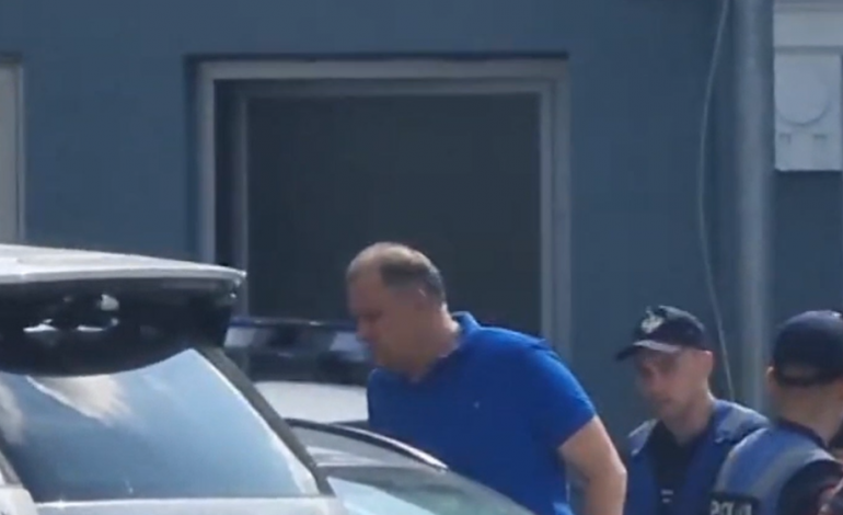 ME PRANGA NË DUAR/ Momenti kur Ilir Beqaj futet në Policinë e Tiranës (VIDEO)