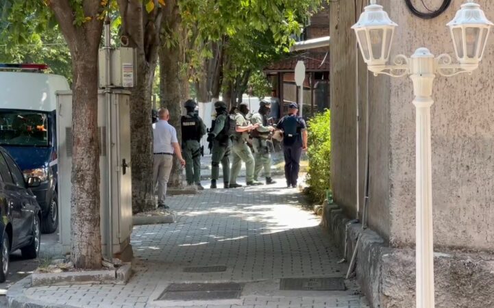 I MOSHUARI TERRORIZOI LAGJEN ME ARMË/ RENEA ‘blindon’ zonën, ja pamjet nga aksioni për arrestimin e 71-vjeçarit në Korçë