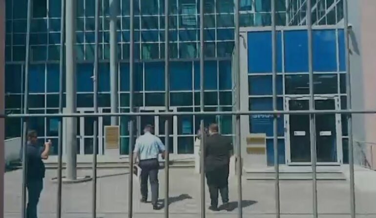 PAMJET/ I shoqëruar nga avokati, ja momenti kur mjeku Edmond Gashi hyn në GJKKO