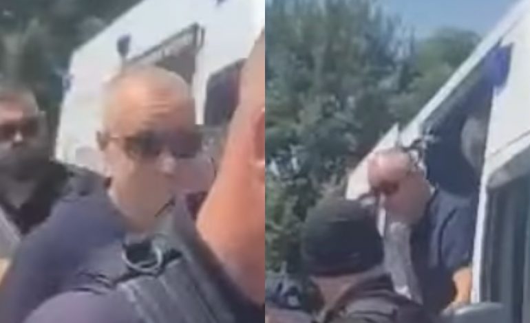 PAMJET/ I lidhur me policin me pranga, Dritan Dajti lë qelinë, merr pjesë në ceremoninë mortore të nënës