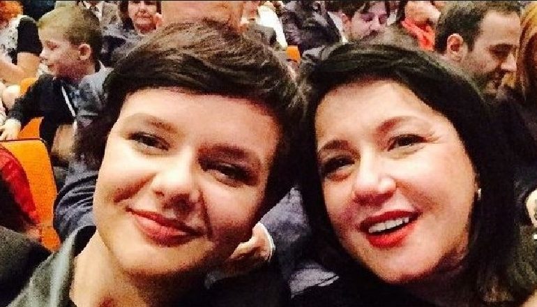“THJESHTRA KA PËRFITUAR…”/ Vajza e Linda Ramës padit Berishën dhe gjashtë deputetë për shpifje