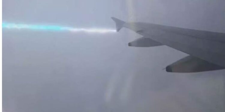 MOMENTE PANIKU PËR UDHËTARËT/ Rrufeja godet avionin në fluturim, detyrohet të devijojë