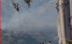 PAMJET/ Bie zjarr i madh në Dhërmi, një helikopter ndërhyn nga ajri