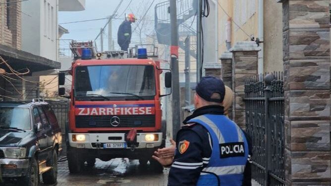 NDODH DHE KJO! Ndezi zjarr për të djegur mbeturinat, por rrezikoi 5 banesa. Pranga 59-vjeçarit në Tiranë