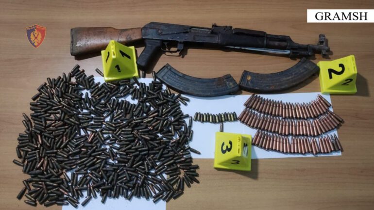 ARRESTOHET 55-VJEÇARI/ I gjendet në banesë një kallashnikov dhe një arsenal municionesh (EMRI)