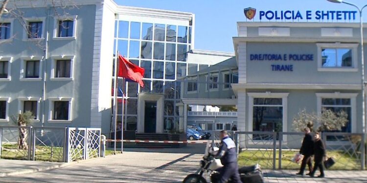 SHOKUESE NË TIRANË/ Tre persona marrin peng një 22-vjeçar dhe e dhunojnë në makinë