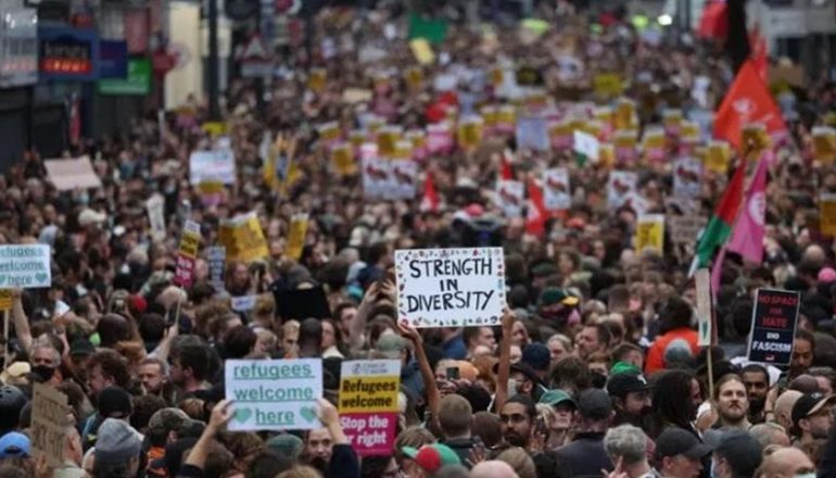 BRITANI/ Mijëra në protesta paqësore kundër racizmit: PO refugjatëve, JO urrejtjes