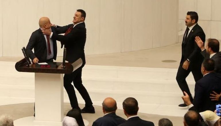 TURQI/ Sherr masiv në Parlament, sulmohet ligjvënësi opozitar nga deputetët e Erdogan