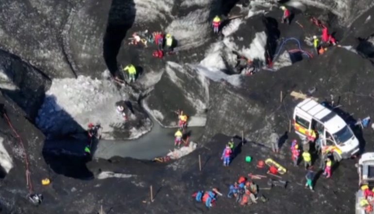 PAMJE TË FRIKSHME NGA ISLANDA/ Shembet shpella e akullit gjatë eksplorimit! Një turist i vdekur dhe 2 të zhdukur