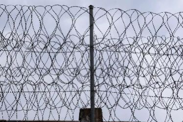 E RËNDË/ Tjetër përplasje në burgjet greke, plagoset me thikë në kokë shqiptari