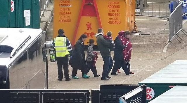 QEVERIA BRITANIKE PREZANTON MASA TË REJA PËR EMIGRACIONIN/ Ministrja e Brendshme: Do të deportoj më shumë emigrantë
