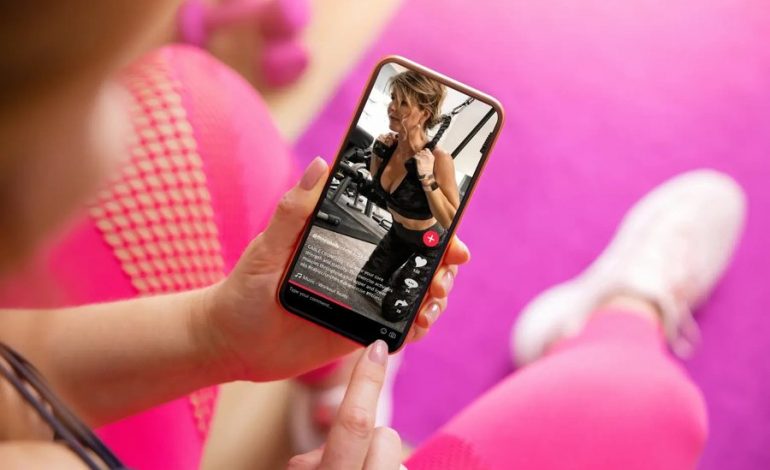 STUDIMI/ Mjaftojnë vetëm 8 minuta në TikTok dhe pasojat janë negative