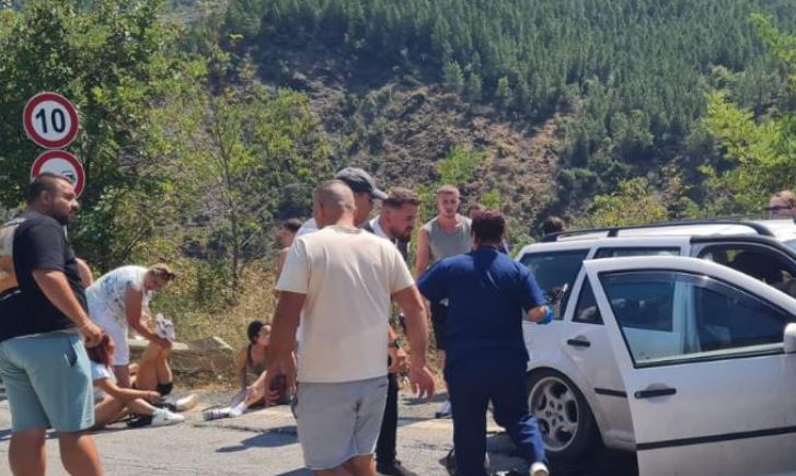 AKSIDENT NË LIBRAZHD/ Përplasen dy automjete, përfundojnë në spital katër anëtarë të një familjeje