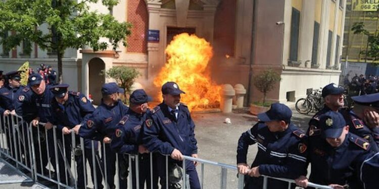 OPOZITA PROTESTË PARA BASHKISË/ Policia bllokon qarkullimin në bulevard dhe në disa akse