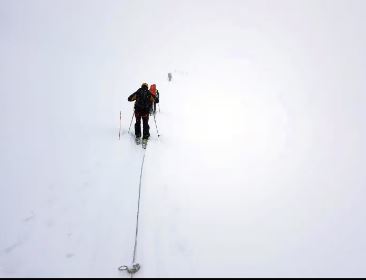 E RËNDË/ Dy alpinistë austriakë bien nga malet në Friuli të Italisë, humbin jetën të dy