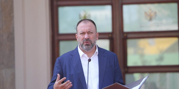 RRITEN PAGAT PËR PUNONJËSIT E BASHKIVE/ Mazniku: Zgjidhim problemin e burimeve njerëzore për pushtetin vendor