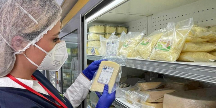 NJOFTIMI! Mozzarella e skaduar dhe vezë me salmonelë në tregun shqiptar, AKU sqaron qytetarët