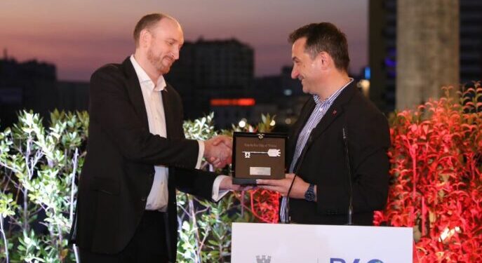 PËRFUNDON MANDATIN SI AMBASADOR I BRITANISË SË MADHE/ Veliaj e nderon me “Çelësin e Qytetit”: Tirana, një derë e hapur për ju
